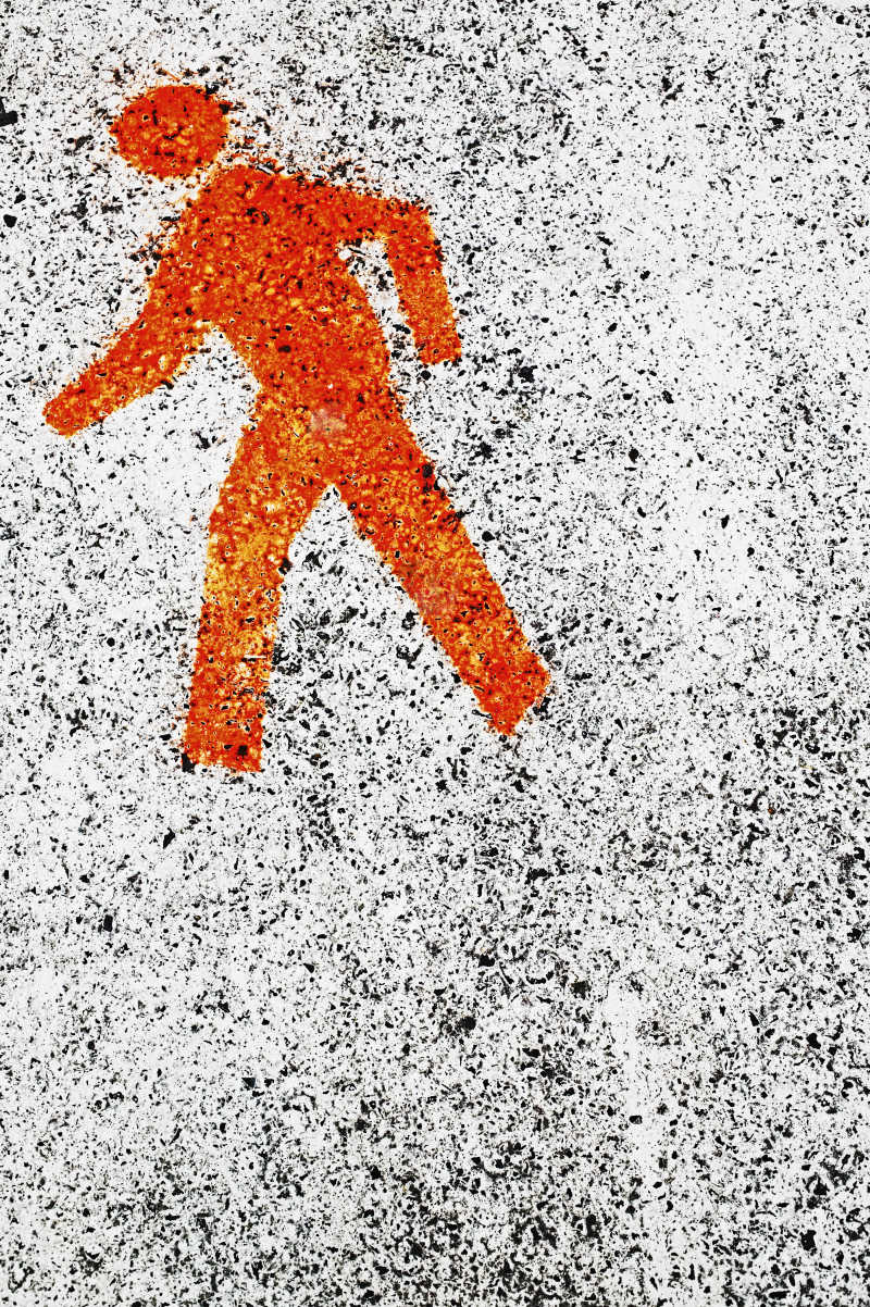 人行道上的橙色行人标志